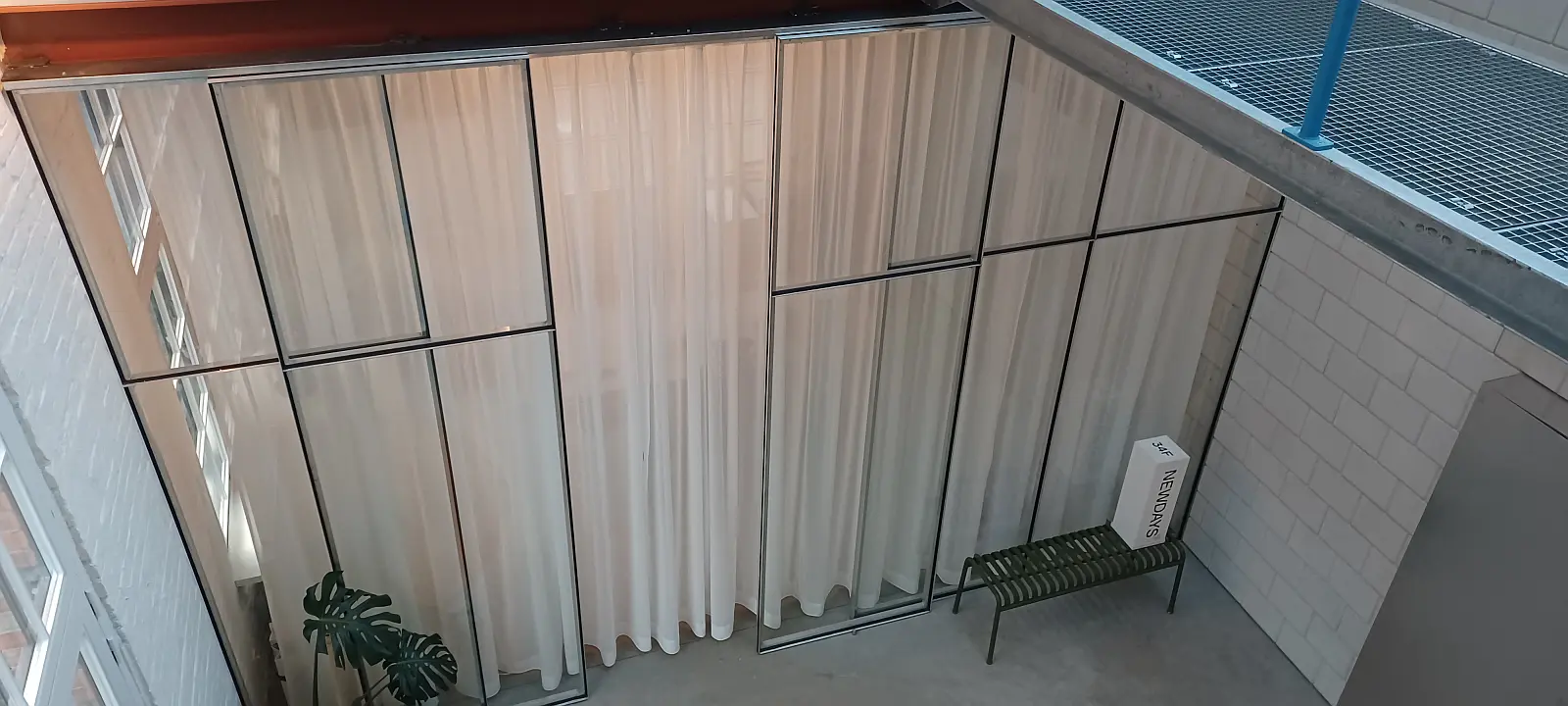 Hoge gordijnen op roede