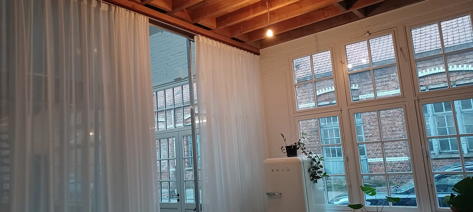 Hoge gordijnen op roede