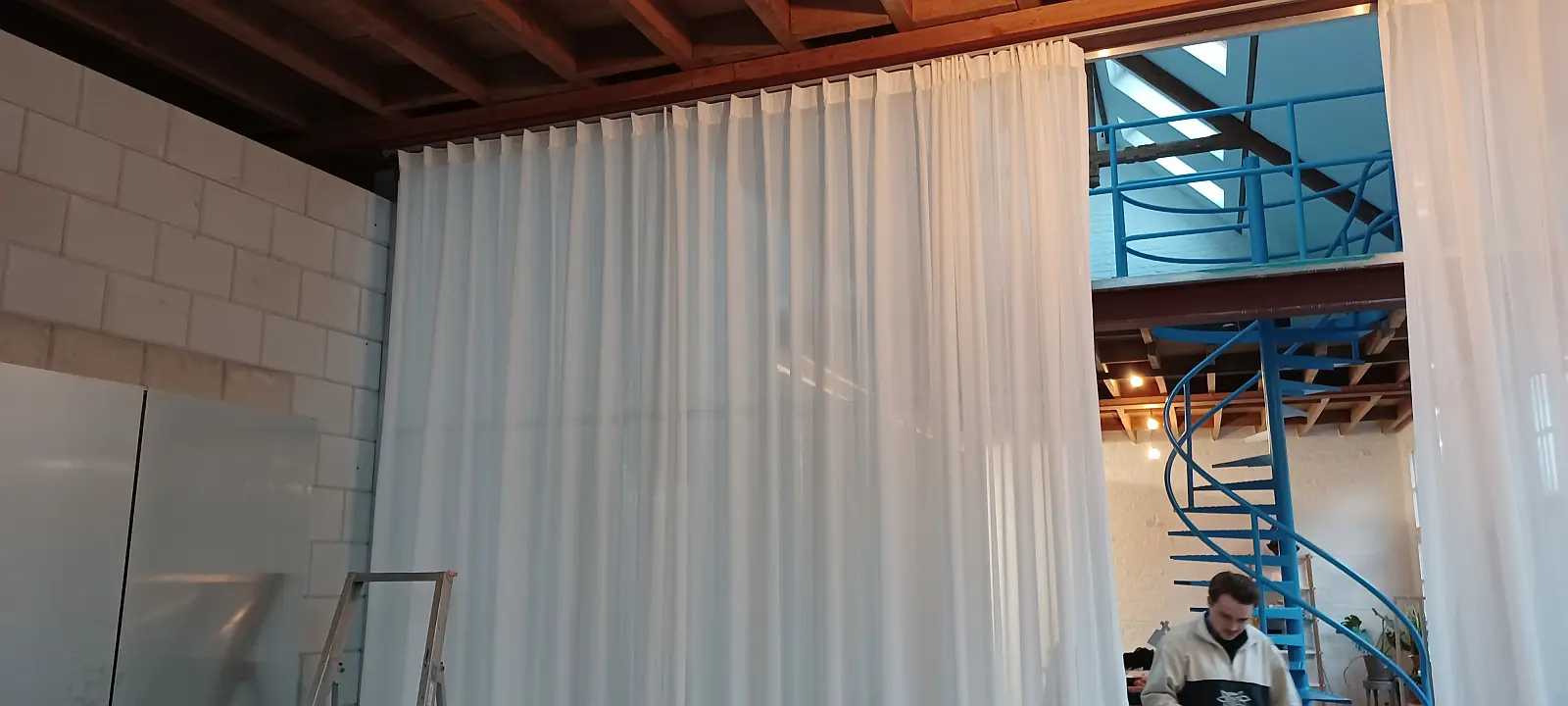 Hoge gordijnen op roede