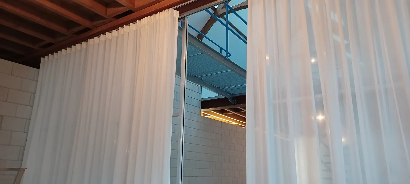 Hoge gordijnen op roede