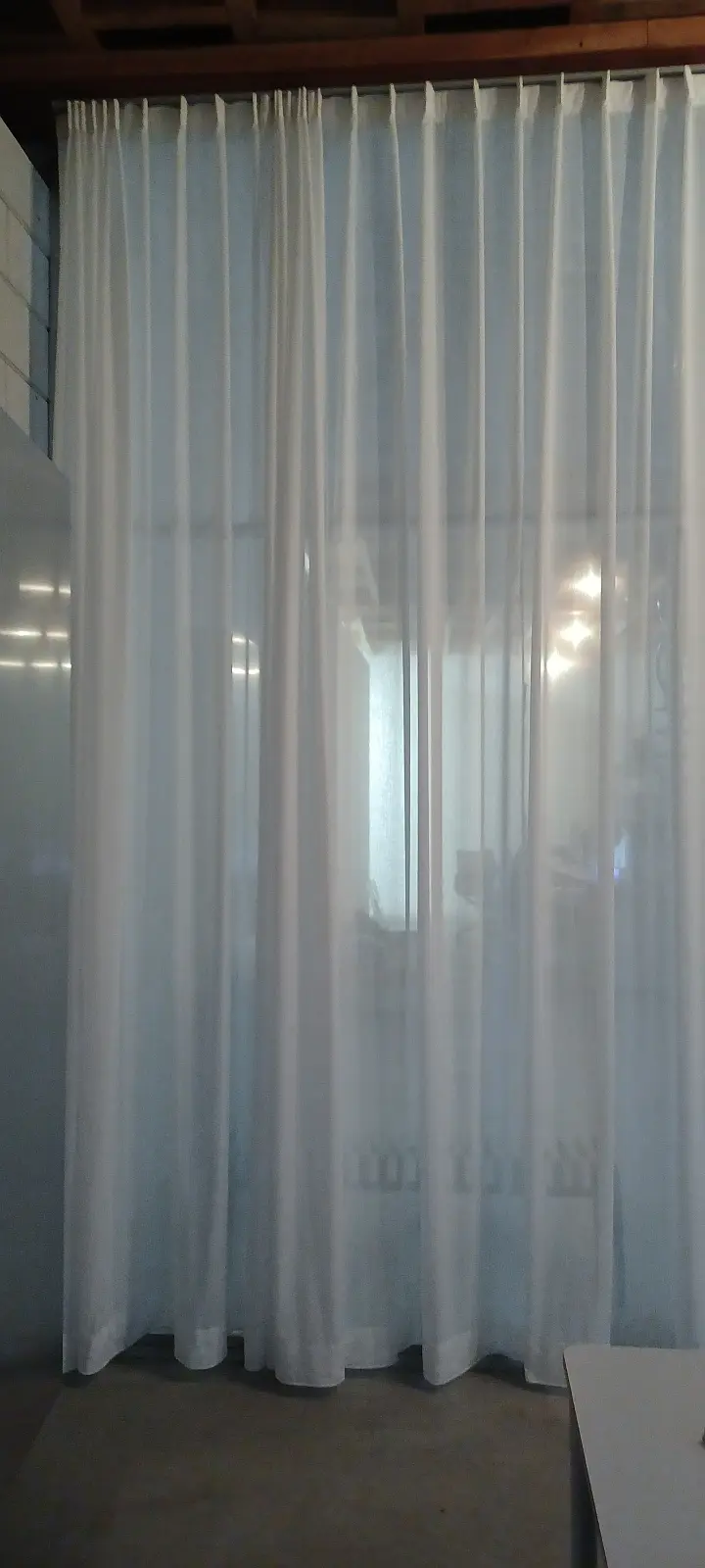 Hoge gordijnen op roede