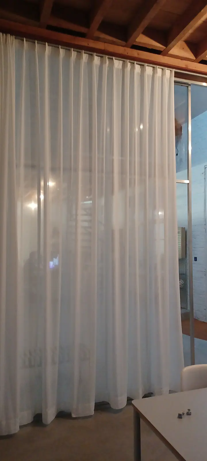 Hoge gordijnen op roede