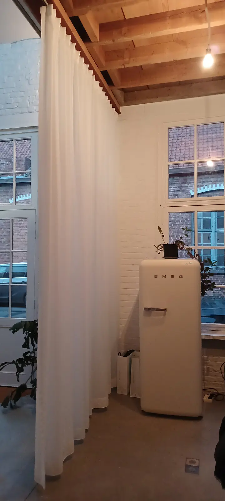 Hoge gordijnen op roede